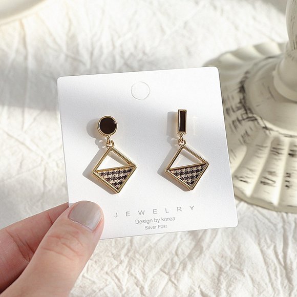 ♠️ NEW Minimalist Gold Earrings - Picture 7 of 7